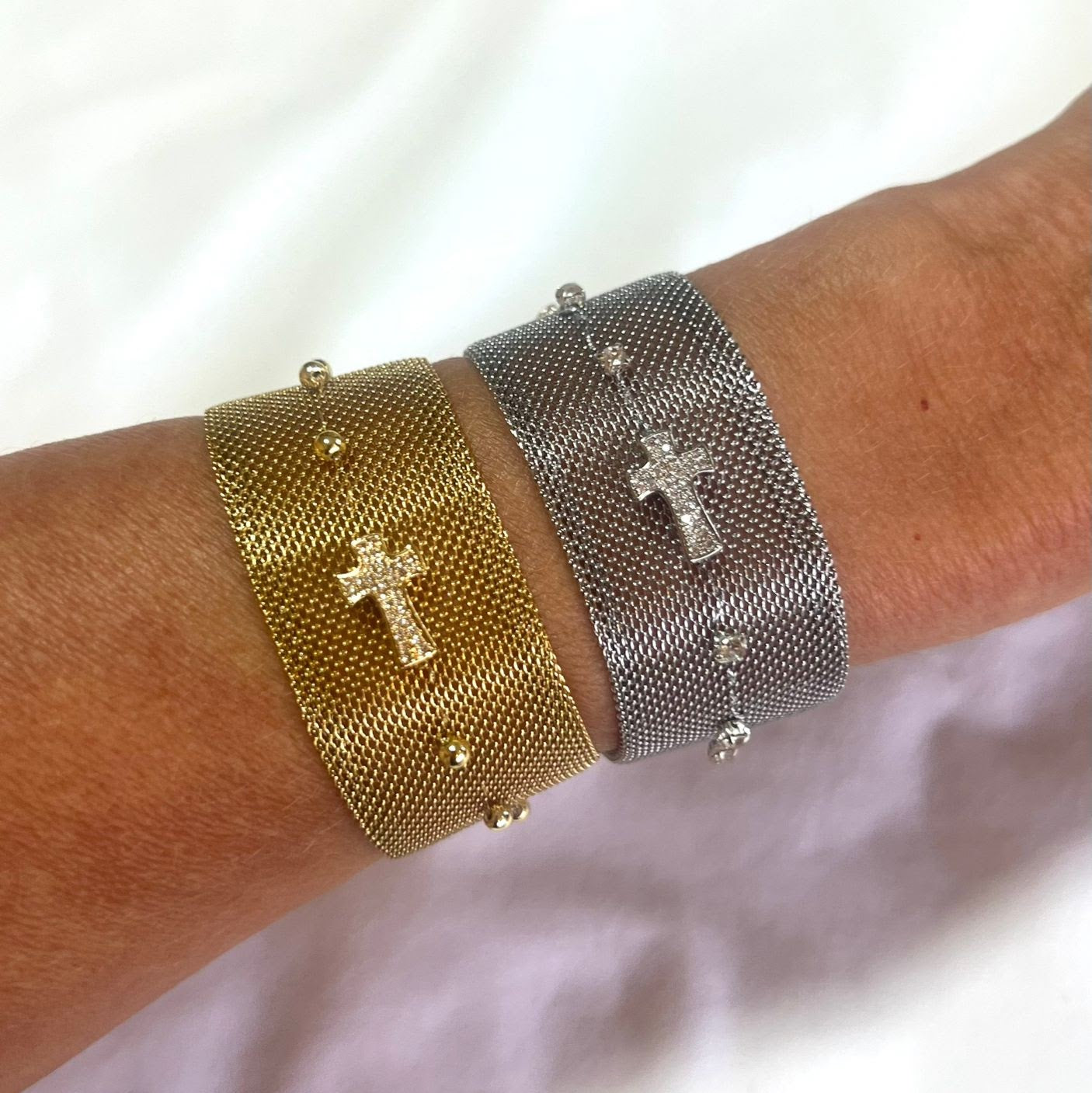 Pulsera malla oro con cruz negra