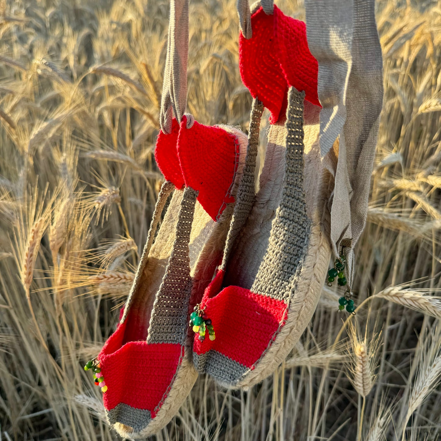 Alpargata gris con banda roja