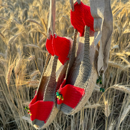 Alpargata gris con banda roja