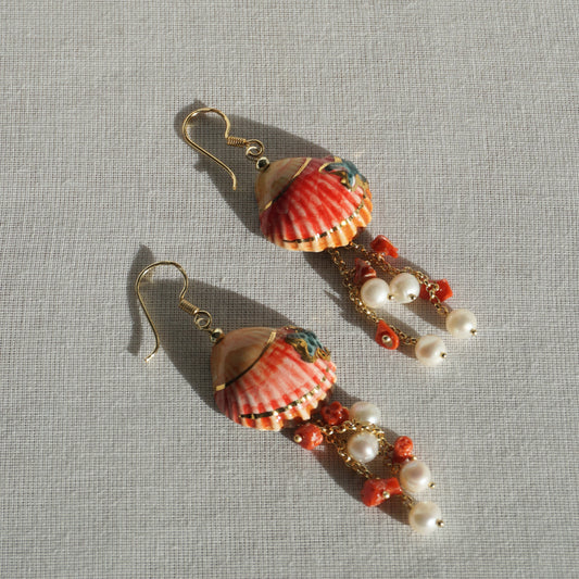 Pendientes de conchas, coral y perlas