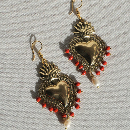 Pendientes Sacro cuore dorado con bolitas coral