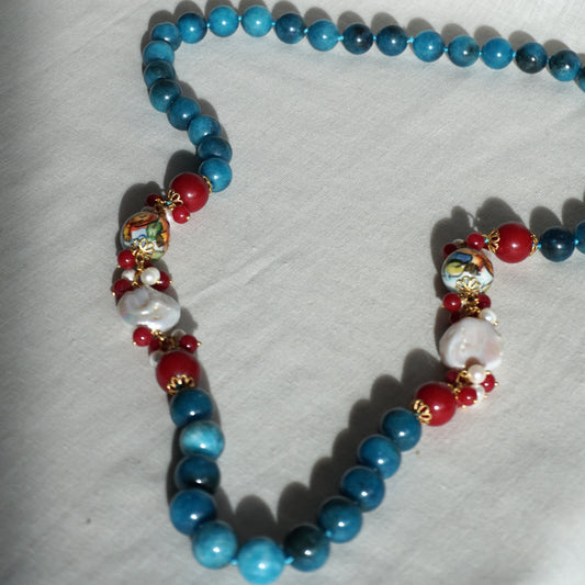 Collar azul y rojo con cerámica y perlas