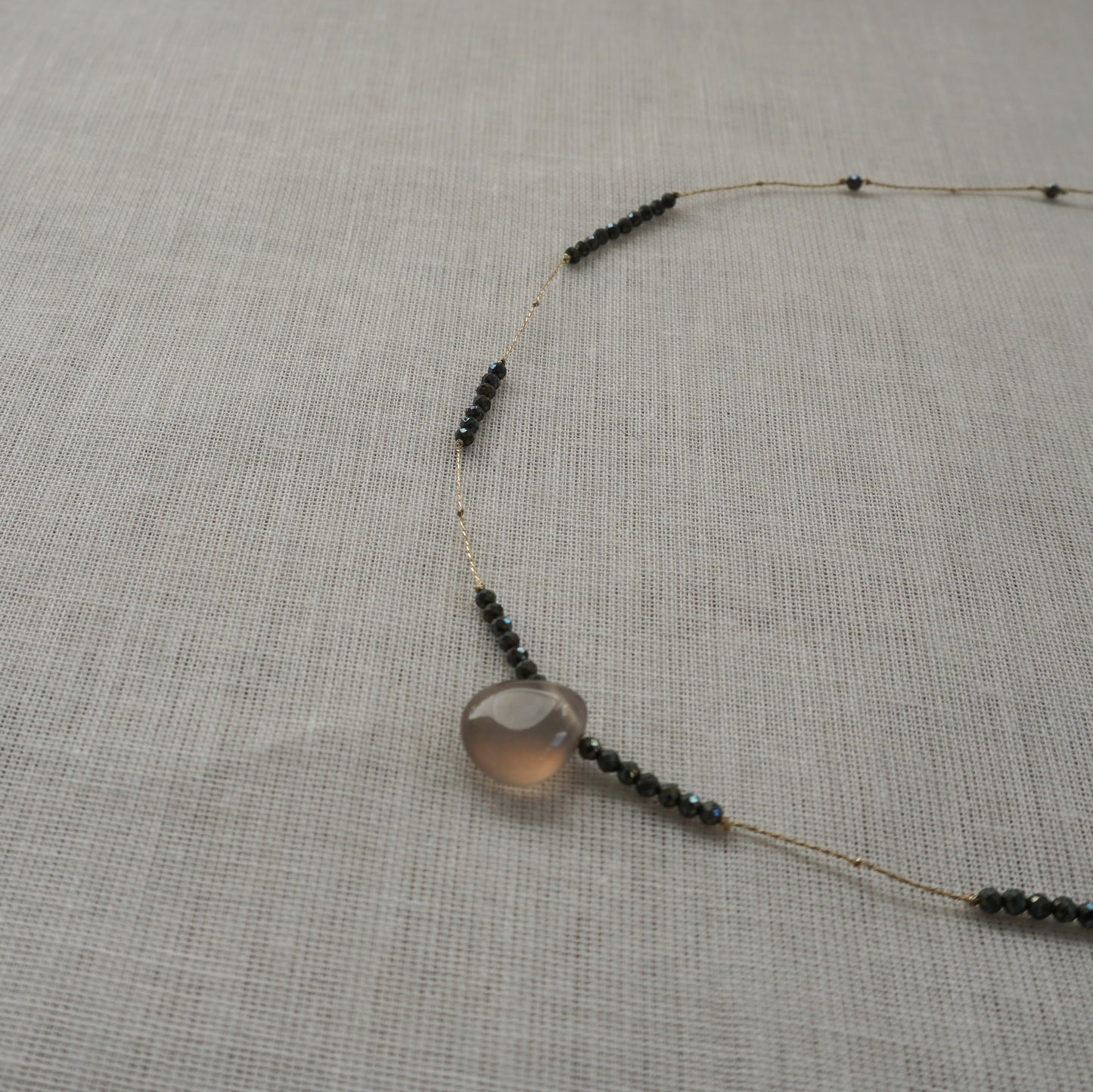 Collar fino con piedra gris