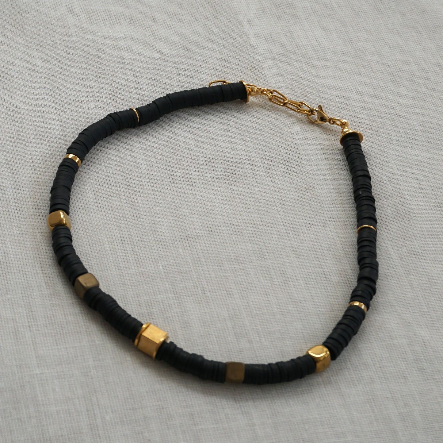 Choker gomitas negro