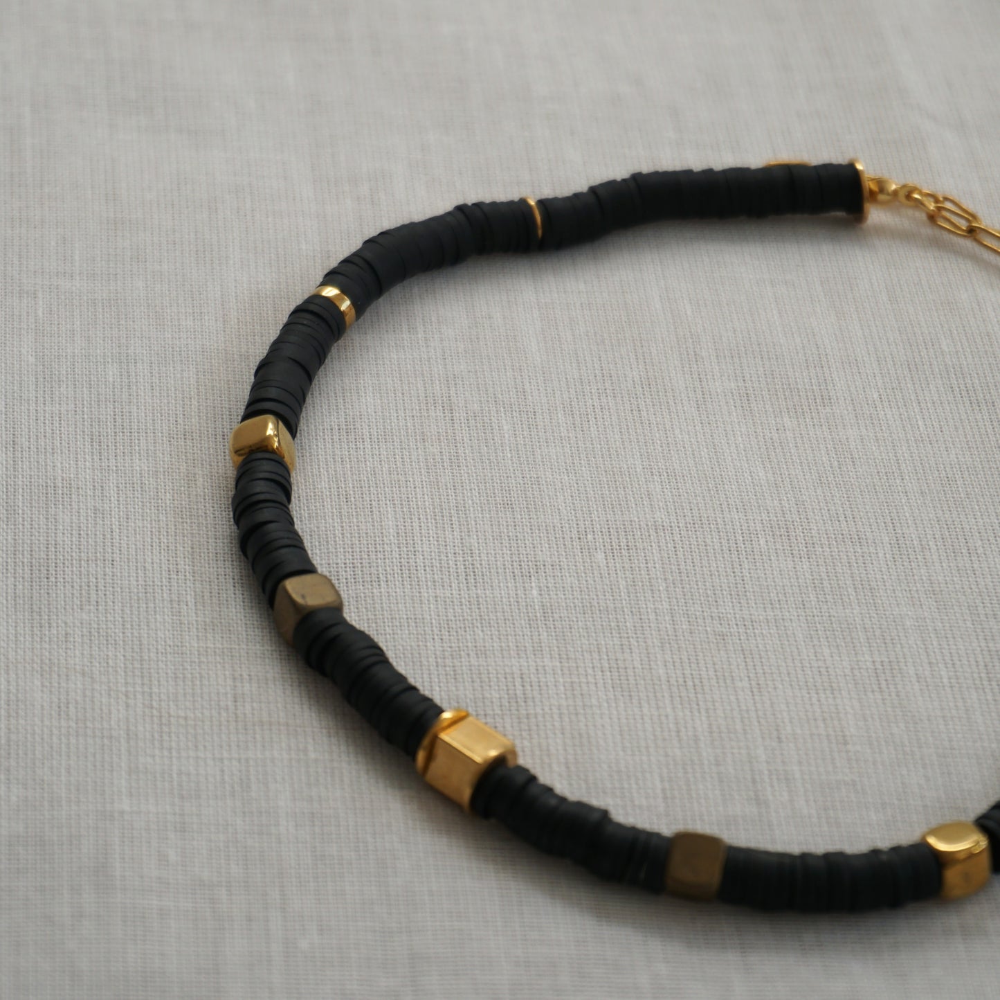 Choker gomitas negro