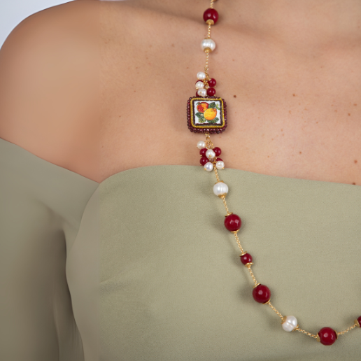 Collar piedras rojas y perlas con azulejo con chumbera